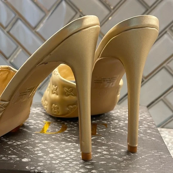 Metallic Gold Heels ✨ - Picture 5 of 6